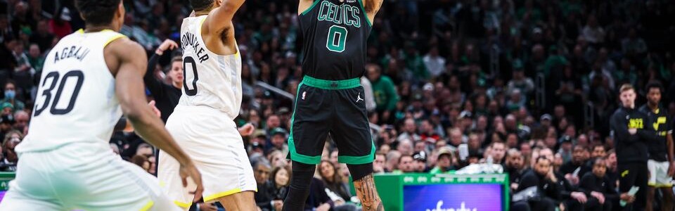 开云官网-背靠背两战豪取79分 季后赛临近塔图姆终于回暖