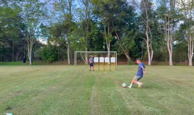 开云-秀脚法！34岁J罗晒任意球连续破门视频，目前尚未找到新球队