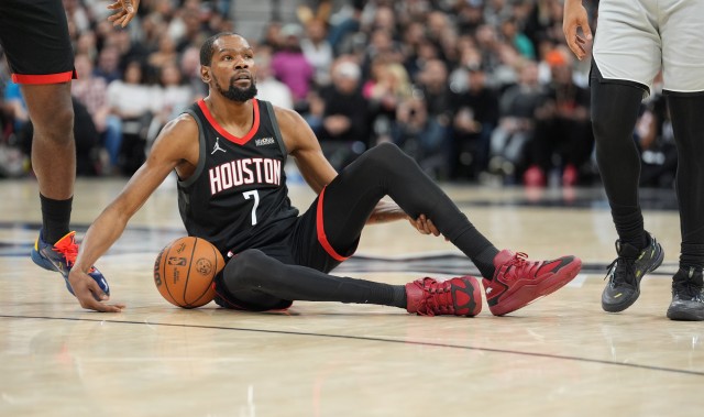 开云官网-比尔·西蒙斯：若知道范弗里特受伤 火箭当时就不会换来KD